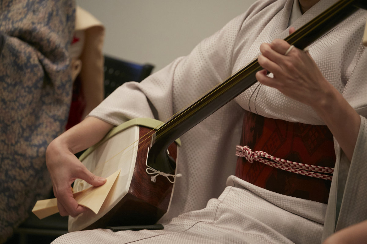Японская трехструнная лютня с длинной шейкой. Японский инструмент сямисэн. Сямисэн музыкальный инструмент Япония. Сямисэн струнный музыкальный инструмент. Трехструнный щипковый сямисэн.